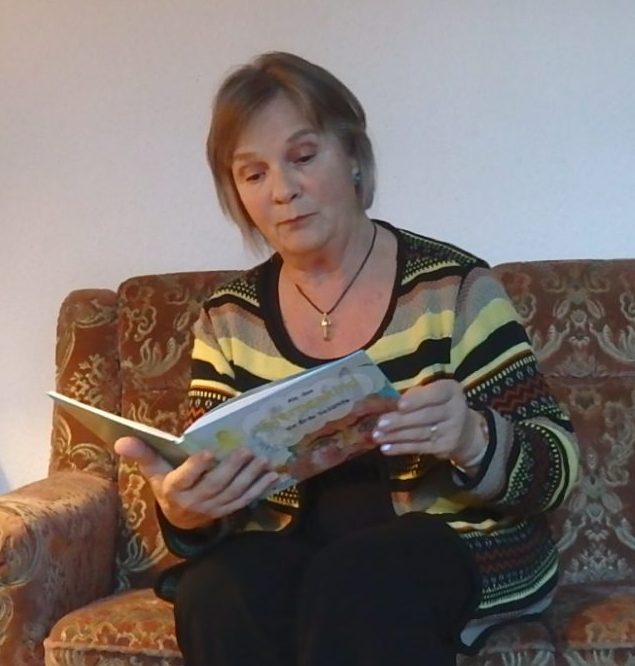 Navyo Brigitte Lawson liest aus ihrem Kinderbuch vor.
